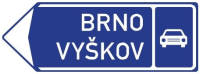 Dopravn znaka: IS 2b Smrov tabule pro pjezd k silnici pro motorov vozidla (vlevo)