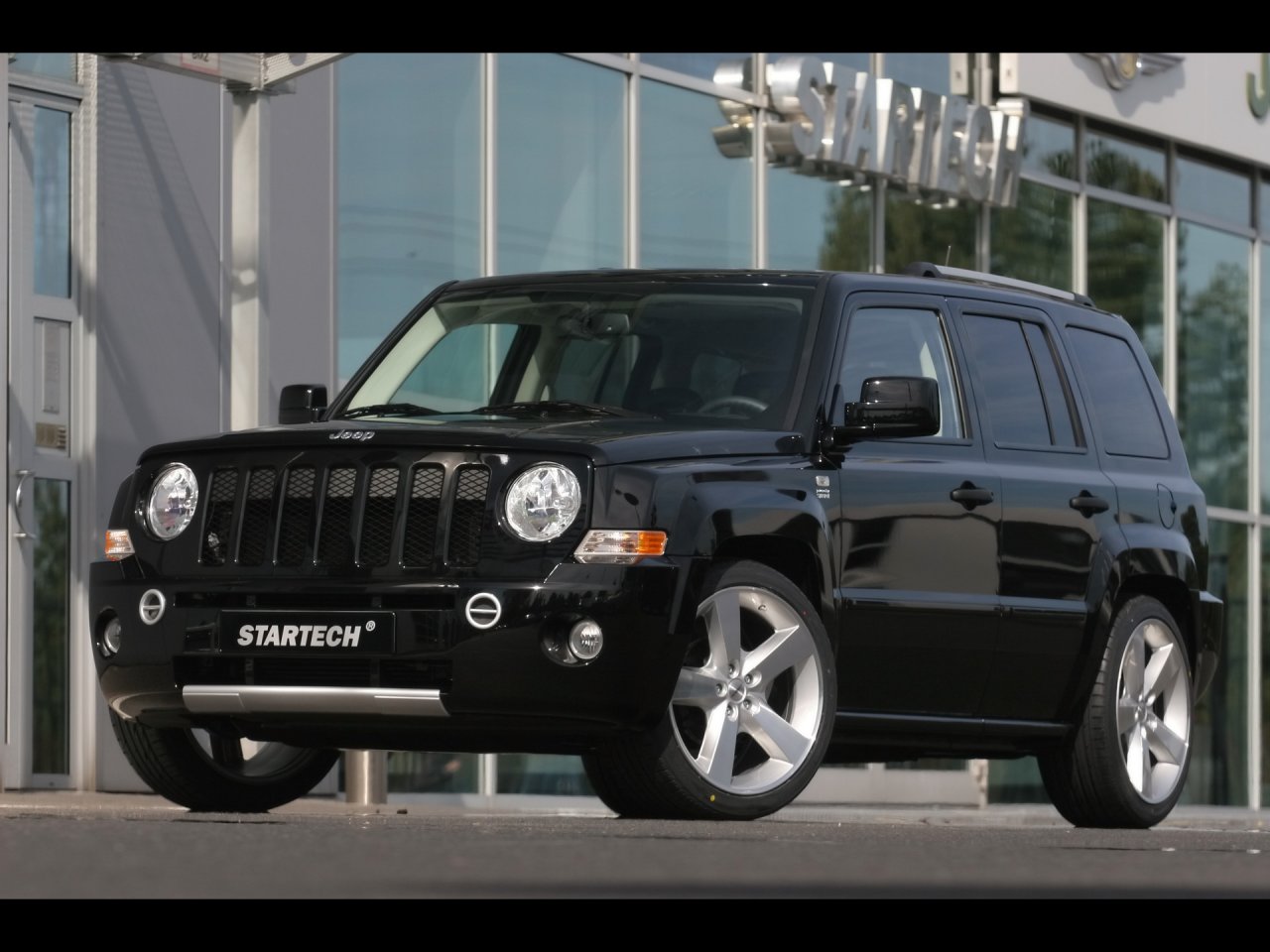Foto: Startech Jeep Patriot Front And Side (2008)
