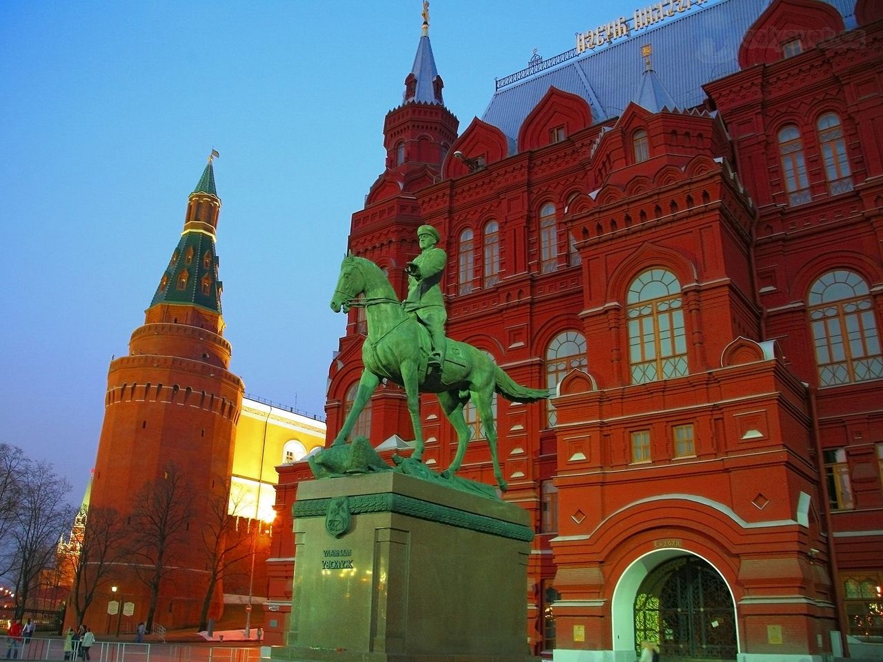 Foto: Marshall Zhukov Equestrian Statue And State Historical Museum, Moscow, Russia