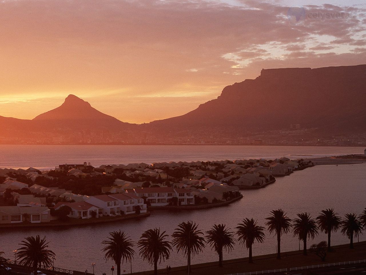 Foto: View From Milnerton At Table Mountain And Lions Head, Cape Town, South Africa