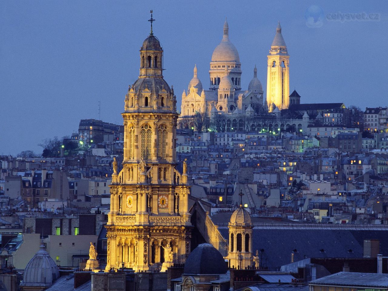 Foto: The Sacred Heart Basilica In The Distance, Montmartre, Paris, France