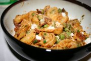 Recept online Tortellini se smetanou, hrkem a slaninou