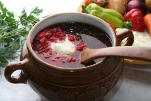 Recept online: Bor: Tradin rusk syt polvka z brambor, zel, erven epy ,s kousky hovzho a vepovho masa, podvan se smetanou