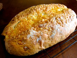 Recept online: Domc chlb se srem a bylinkami: Kupav domc chleba s dvma druhy sr a bylinkami