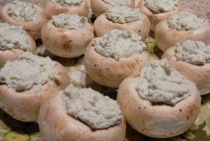 Recept online: Houstiky s houbovou ndivkou: Lehk pedkrm v podob peiva plnnho houbovou sms 