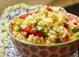 Recept online: Kuskus s mandlemi a peenmi paprikami: Lehk vegetarinsk jdlo - okoenn kuskus s hrkem a zeleninou, sypan mandlemi a prouky grilovan papriky