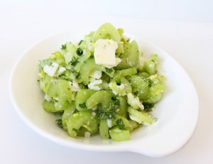 Recept online: Lehk celerov salt: Jemn nakrjen syrov celer s pikantn jogurtovou zlivkou