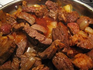 Recept online: Pivn gul: Hovz maso duen s koenm,bylinkami a tmavm pivem