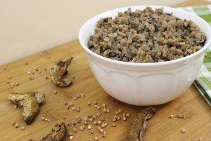 Recept online: Pohankov kae s bylinkami a ampiony: Nzkokalorick pokrm zdrav vivy - bohat koenn pohanka s mnostvm cibule, ampion a zelen nat