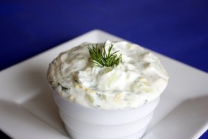 Recept online: eck tzatziki: Letn chladiv pedkrm z okurky, jogurtu, olivovho oleje,esneku a koen podvan s blou vekou