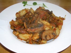 Recept online: Restovan brambory se slaninou a ampiny: Rychl a vivn - restovan brambory s ampiony,slaninou, srem ,vejci a smetanou
