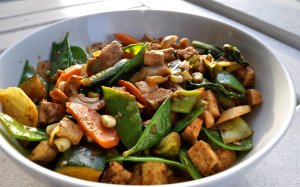 Recept online: Tofu se smaenou zeleninou: Kupav restovan zelenina s tofu koenn sjovou a sticovou omkou a sherry