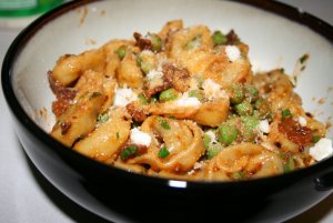 Recept online: Tortellini se smetanou, hrkem a slaninou: Syt tstovinov pokrm se slaninou, hrkem a smetanovou omkou, sypan parmeznem
