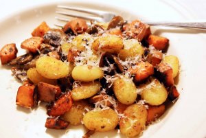 Recept online: Zapkan brambory se smetanou a ampiony: Dozlatova zapeen pikantn brambory s vrstvou hub a smetanovou omkou